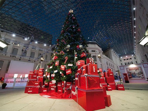 Árbol de Navidad de 10 metros para uso interior personalizado con motivos rojos para Beefeater
