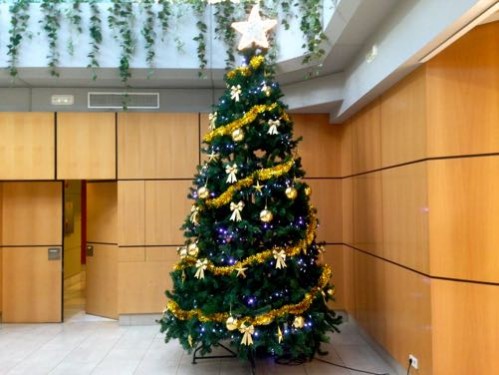 Árbol Navidad 4 metros modelo tradicional con adornos navideños dorados