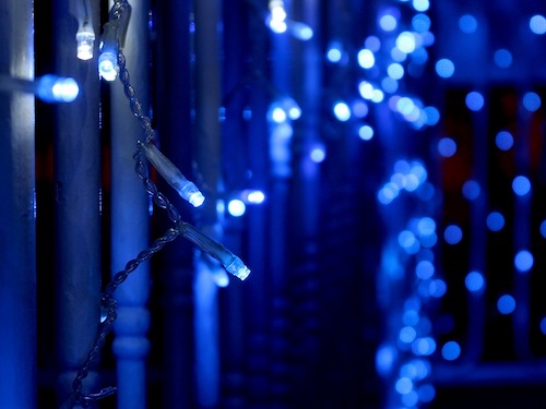 alquiler de guirnaldas de luces tipo carámbano color azul para decoracion navidad de espacios