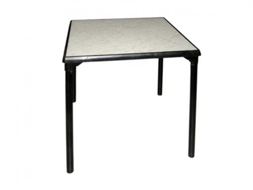 Alquiler de mesa cuadrada 70cm x 70cm con patas desmontables sobre blanco con borde y patas negras