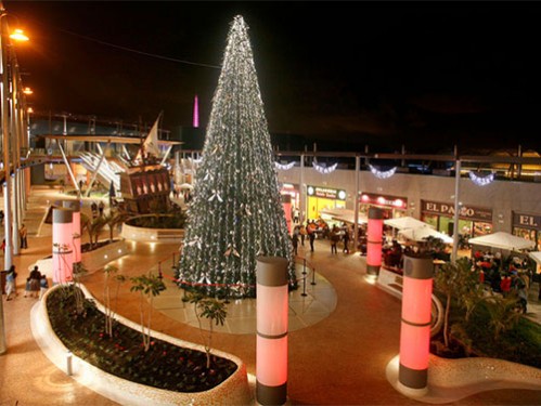 Alquiler árboles Navidad de 12 metros decorado con luces LED, bolas de Navidad y lazos de Navidad plateados.