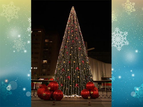 Alquiler de árboles de Navidad de 15 metros decorado con luce LED, bolas clásicas doradas y lazos rojos