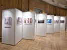 Paneles para exposici�n dispuestos en zig-zag