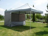 Alquiler de Carpa plegable de 4x4 abierta con anexo de 4x2 cerrado y pared media al frente