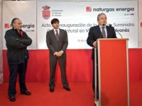 Primer plano de escenario con ponentes en presentaci�n de Naturgas