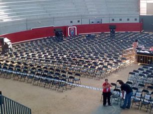 montaje de 800 sillas plegables de polipropileno y acero en plaza de toros para concierto