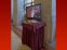 Alquiler de Mesa alta madera 70x70x102 cm con plasma mantel y fald�n burdeos