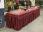 mesa con faldon plisado y mantel burdeos