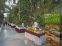montaje de mesas con fald�n y mantel en distintos colores en evento de vinos en estaci�n de Atocha