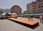 Instalaci�n de Escenarios en exteriores enmoquetados en naranja con fald�n negro y escaleras de acceso a pasarela de moda enmoquetada igualmente