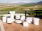 Alquiler de puffs blancos cuadrados y redondos en terraza hotel