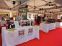 perspectiva de mesas rectangulares con mantel blanco en evento vinos plaza Felipe II Madrid