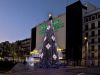 Montaje de �rbol de navidad con cordones de luces