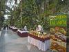 Instalaci�n de mesas con fald�n y mantel en distintos colores en evento de vinos en estaci�n de Atocha
