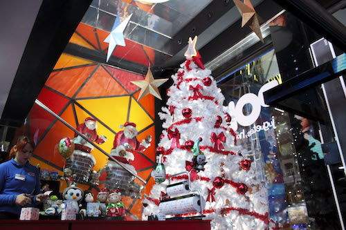 alquiler abetos de navidad estilo nevado 8 metros de altura con personalización adornos navideños rojos 