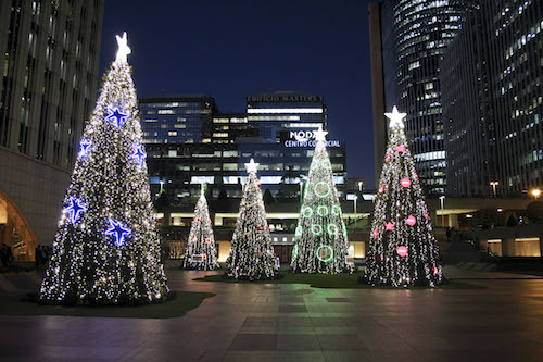 alquiler árboles de navidad personalizados con motivos decorativos navideños con luces led y logotipos corporativos
