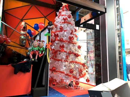 abetos navideños blancos en alquiler para decoración navideña de juguetería escaparate	