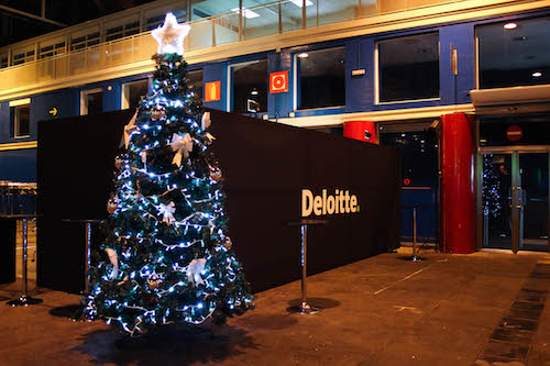 abetos navideños en alquiler decorado con guirnaldas de luces led blanco frío, lazos y bolas brillantes