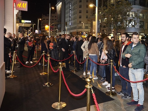 Catenarias en alquiler organizando la cola para comprar la colección de Kenzo para H&M en Madrid