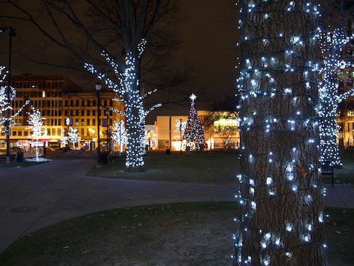 alquiler de cortinas de luces led blancas con cordón verde para decoración navideña de exterior