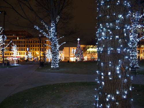 alquiler de cortinas de luces led blancas con cordón verde para decoración navideña de exterior