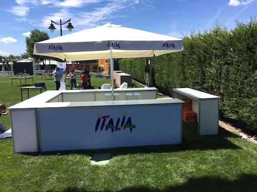 diseño y personalización de barras de bar de madera y acero formato isla para evento deportivo en Madrid