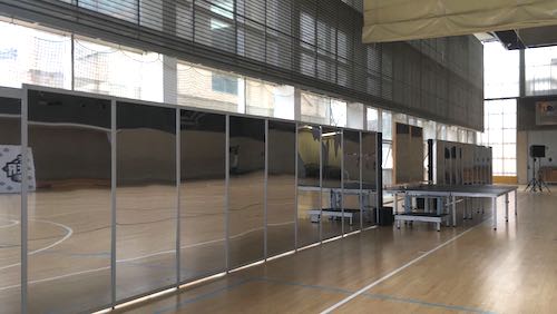 alquiler de espejos de gran formato para diseño de paredes de espejos en recinto deportivo 