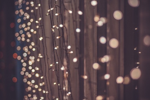 Guirnaldas de luces LED para decorar espacios y eventos navideños