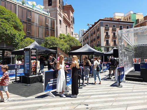 Personalización de vallas peatonales en alquiler para eventos al aire libre 