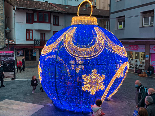 alquiler decoración navideña calles bolas de navidad gigantes