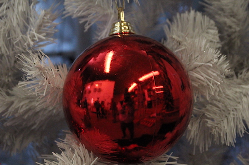 alquiler decoración navideña bolas brillantes rojas