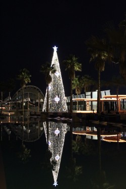 Árboles de navidad gigantes 15 metros con iluminación en blanco y motivos luminosos gigantes (Marina Beach Club, Valencia)