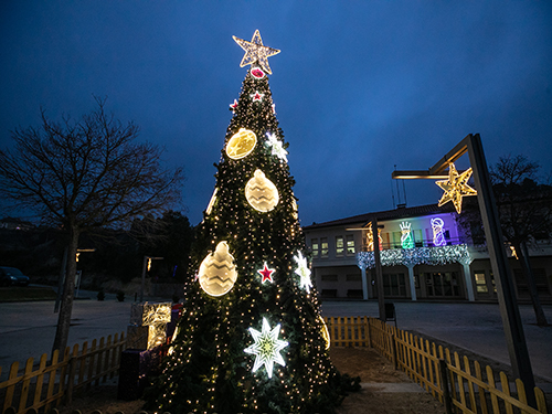 Árbol de Navidad cónico para exterior de 6 metros de altura, con motivos decorativos navideños LED y estrella LED en punta