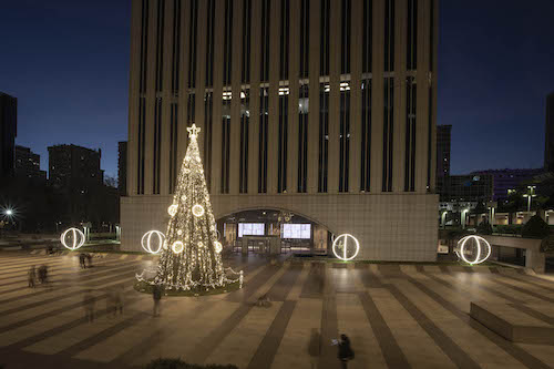 arboles de navidad gigantes con cobertura vegetal y decoración golden esferas 3d