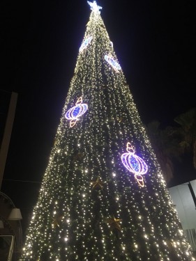 alquiler árboles de navidad de exterior de 15 metros con iluminación led en blanco cálido y motivos luminosos peonza gigante azul 