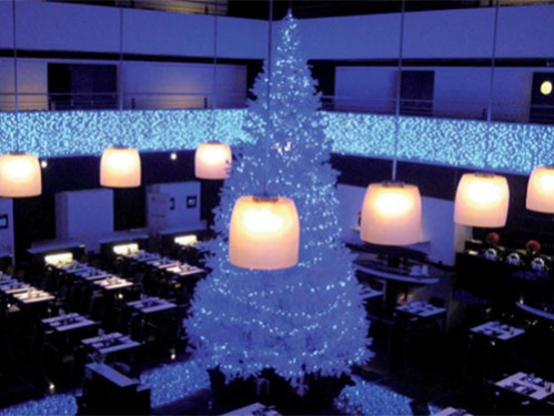 Alquiler árboles de Navidad tradicionales en color blanco con luces led azules