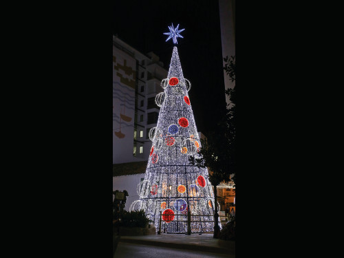 Alquiler de árboles de Navidad de 16 metros de altura y moderno diseño con leds de colores