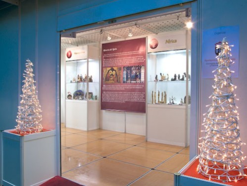 Arbolitos de Navidad con iluminación LED decorando el exterior de una exposición de Belenes