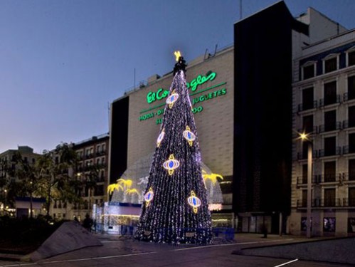 Montaje de árbol de navidad con cordones de luces