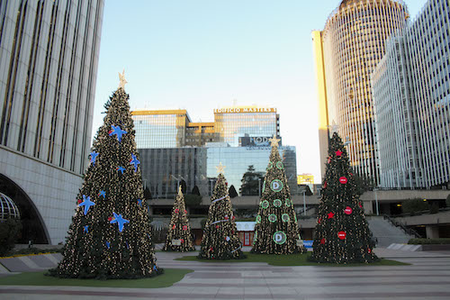 abetos navideños de 8 y 10 metros de altura personalizados con logotipos y adornados con iluminación led 