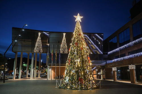 alquiler árboles de Navidad gigantes para decoración navidad calles Barcelona 