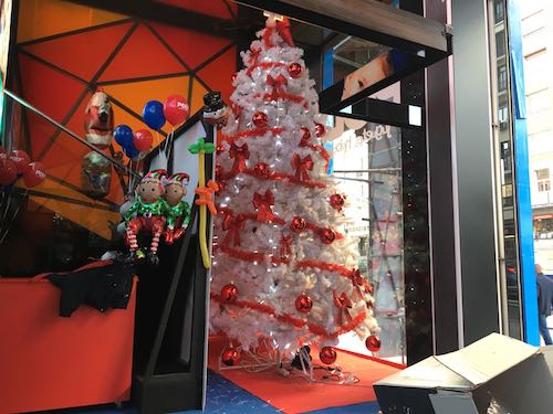 alquiler abetos navideños blancos con decoración brillante roja para decoración comercio juguetería