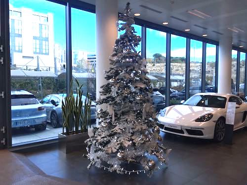 alquiler abeto navideño escarchado con decoración luminosa led blanca para decoración interior comercio Porsche 