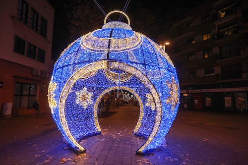 decoración navideña de calles con bolas gigantes con luces led tipo túnel 