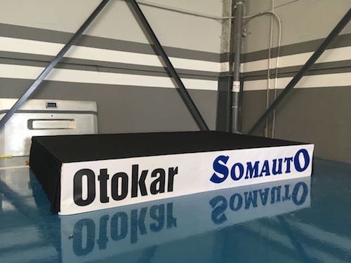 alquiler mostradores perosnalizados con logotipo empresa para exposición corporativa OTOKAR SOMAUTO