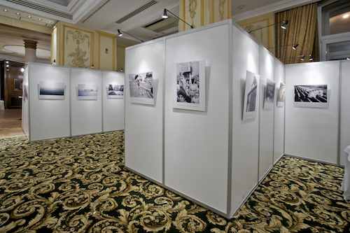 Paneles de exposición blancos con focos orientables para evento en museo 