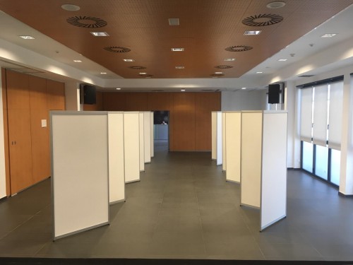 Separación de espacios con paneles de melamina blancos para evento en Madrid