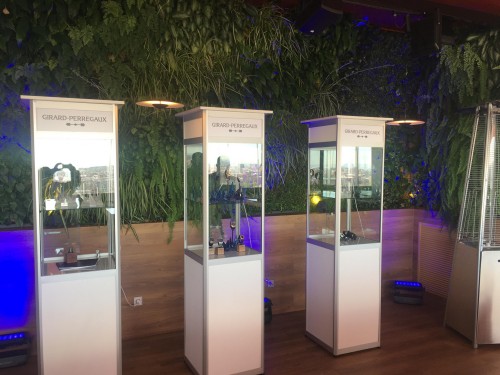 alquiler de vitrinas personalizadas para exposición de premios en Hotel Emperador Madrid