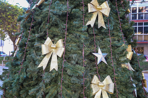 decoración con lazos y estrellas de árboles de navidad gigantes