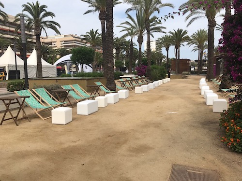 alquiler mobiliario chill out de diseño para evento al aire libre Barcelona